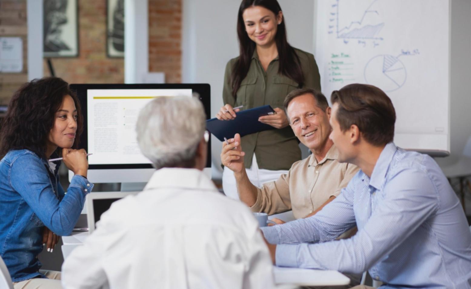 Professionelle Finanzberatung in modernem Büro